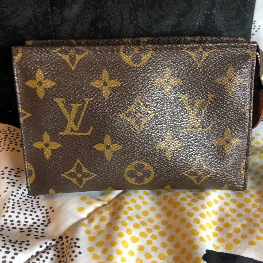 LV toiletry 15